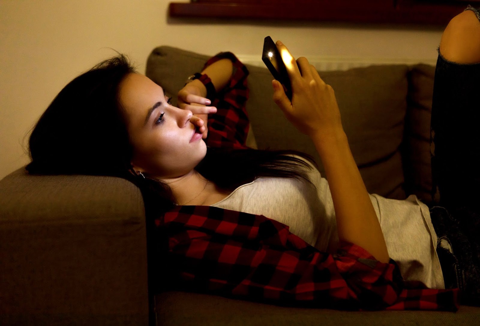 A woman staying up late to do some doomscrolling